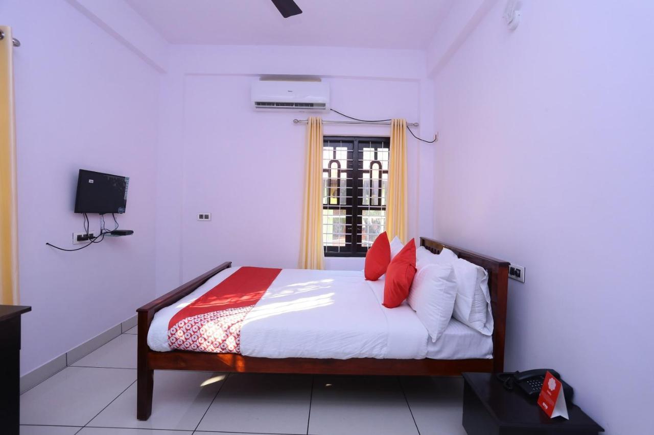 Oyo 26697 United Residency Hotel Kazhakuttam Exterior photo
