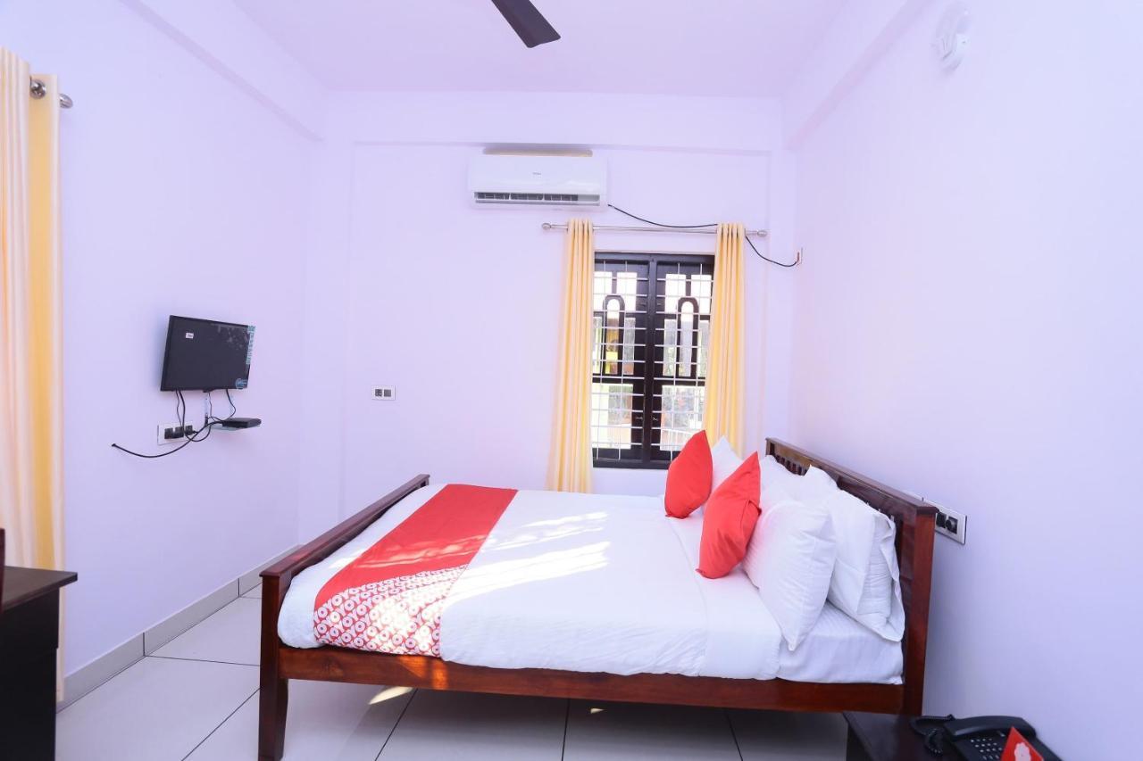 Oyo 26697 United Residency Hotel Kazhakuttam Exterior photo